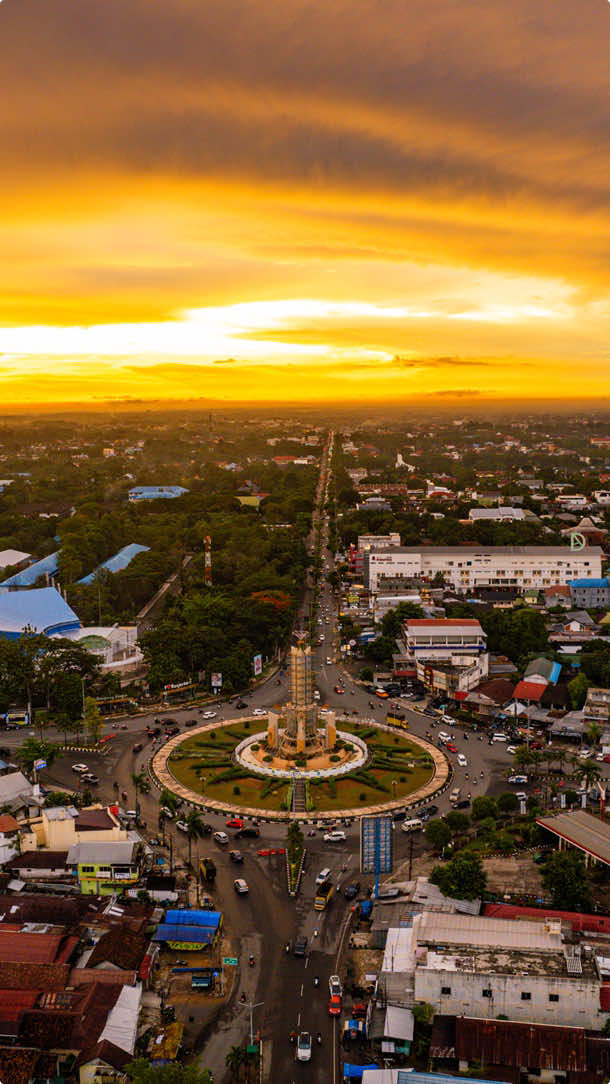 Sore vibes  . . . 📍Bundaran Simpang Empat, Kota Banjarbaru . . . 🎥Dji Air 2S . . . #xyzbca#fyp#kalsel#rame#drone#kalseltoday#senja#xyzbcafypシ#indonesia#dronevideo 
