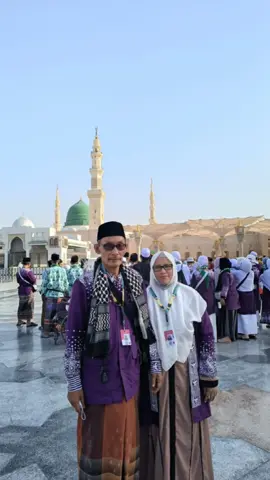 Tanpa guru tak kan ada yang kita tahu Tanpa guru tak kan ada yang kita mampu Tanpa guru kita hanyalah debu yang terbang tak berarah tersapu angin tak tentu arah.  Guru ucapanmu adalah petunjuk kami  Tindakanmu adalah teladan kami  Ridhomu adalah kunci sukses kami  Do'amu adalah berkah tak tertepi  Jika ada yang bertanya pada kami siapa yang paling berjasa pada diri ini maka namamu yang ku sebut pertama kali karna engkaulah adalah guru utama kami.  جزاكم الله خيراكثيرا 🙏✨ #selamatharigurunasional #ppmiftahulmubtadiin  #santrimifin🖤  #santriindonesia🇮🇩