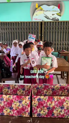 kasih gift ke wali kelas dihari guru 🫶🏻😍