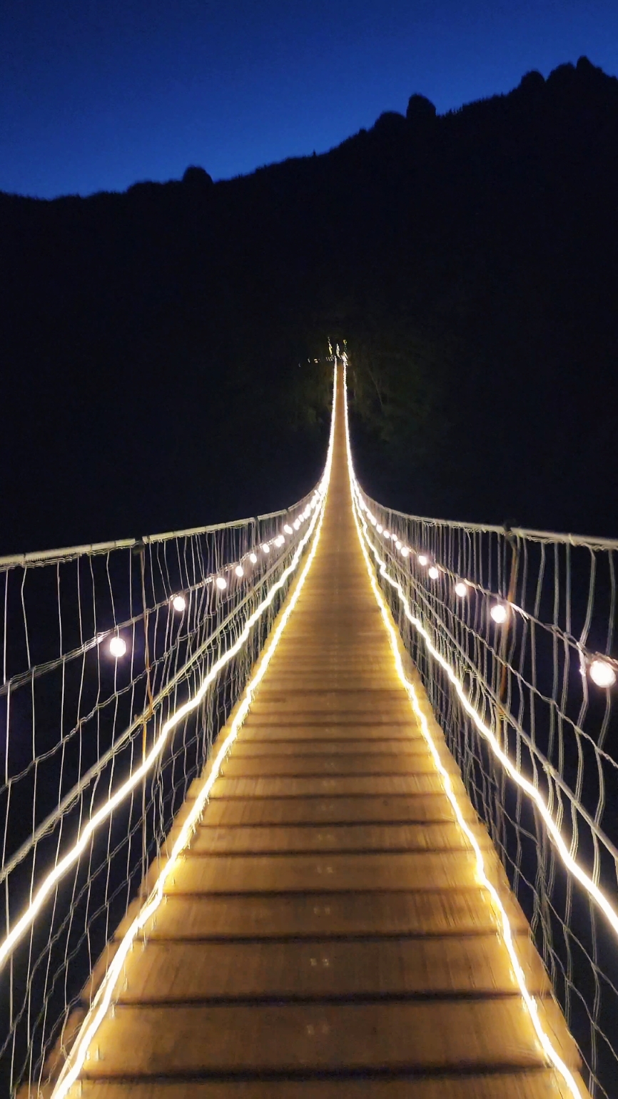 En la antigua mina de Tiro Alto en Mineral del Chico,  Puente Colgante Iluminado #puentecolgante #puenteiluminado #puentecolgante #puentepanoramico #iluminado #diciembre #Navidad #luces #pueblomagico #mineraldelchico #hidalgotienealgo #laboda #fuerzaregida #oscarmaydon @Gobierno de Hidalgo @Hidalgo Travel @puenteiluminadopanoramico @turismo.mineraldelchico @MineralDelChico_oficial 