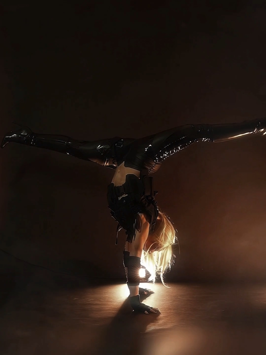 Réponse à @david_davityan10 Alright, Sonya Blade is here and ready to fight! 💥 What do you think of this handstand split (scissor split) transition? 🤔 #sonyablade #blade #mortalkombat #mk9 #kitana #cassiecage #martialarts #kick #split #flexibility #flawlessvictory 