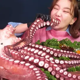 16KG Biggest Octopus Eatingshow || Cr: Ssyoung #fypシ #fyp #mukbang #xyzbca #xyzbcafypシ #foodtiktok #food #asmr #eatingsounds #FoodTok #octopus #seafood 