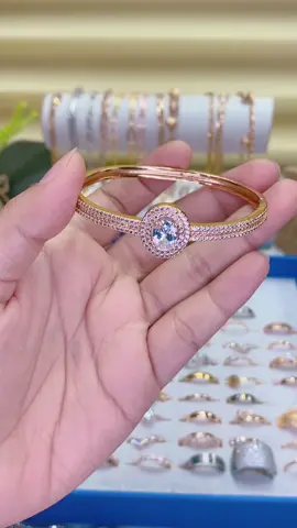 Gelang bangle oval mataa full 💎 #perhiasanwanita #perhiasanxuping #gelang #gelangbangle #gelangoval #awet #murah #gelangwanita 