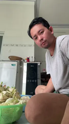 Bấm vô biểu tượng tam giác trên trang nghe hết bài đi Ace ơi!