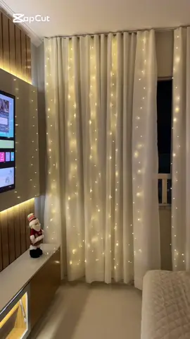Com menos de R$40, deixei minha sala pronta pro Natal com essa cortina de LED!💡✨ #DicasDeDecoração #DecoraçãoNatalina 