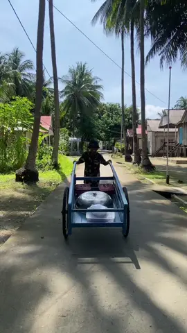 Abdullah pergi jualan lagi guys, Semoga dagangannya hari ini laris manis Aminn🤲🏻😇