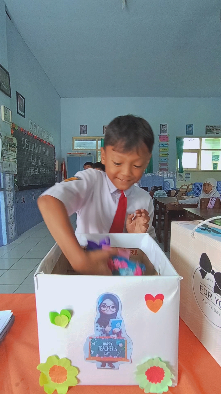gift dari anak-anak #harigurunasional #hariguru #hariguru25november #hariguru2024 