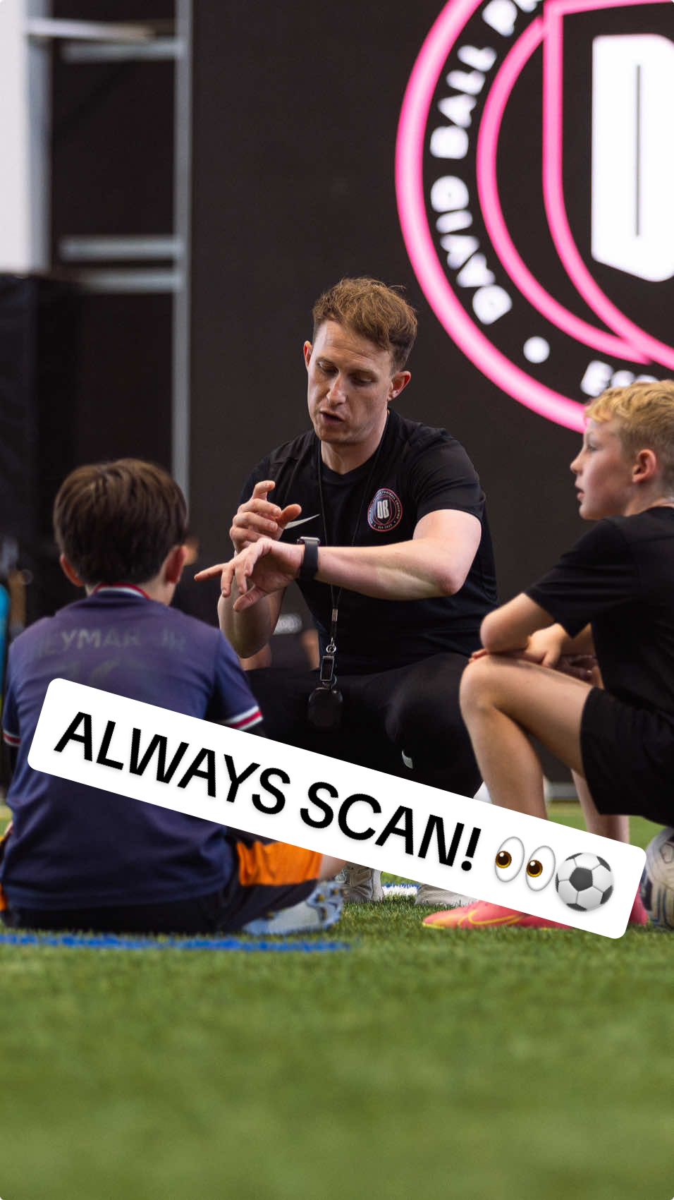 Scanning allows us to take in key information, enabling quick & effective decisions 👀⚽️  Do you scan enough in game? 🤔  #football #footballtraining #scanning #footballcoach 