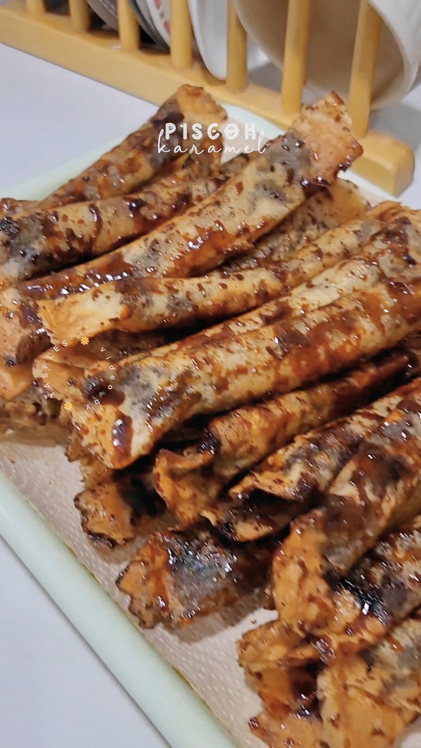 Video lama yg baru bisa keupload 🤭 Ide cemilan buat dimakan bareng sama ibu² komplek 😆  🌻 Piscok Karamel Pisang matang (aku pake kepok, tp bisa ganti yg lain) Kulit lumpia Mesis coklat Larutan tepung+air Gula pasir secukupnya  📝 step by stepnya simak video yaa, insyaallah gampang dimengerti 🫶🏻 #piscok #piscokkaramel #reseppiscok #resepviral #familymeal #reseprumahan #menuharian #videomasak #masaksimple #resepsimple #dailyvlog #minivlog #reels #reelsinstagram #fyp  #tiktokfood #tiktokmasak #reseptiktok #tiktokrecipe 