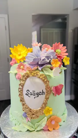 Princess and the frog cake and cupcakes design 😍 #princess #princesstiana #princessandthefrog #longisland #longislandbaker #homebaker #bakefromscratch #SmallBusiness #smallbusinesssupport #follow #foryoupage #foryourpage #huntington #huntingtonstation #