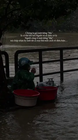 có một người lặng lẽ mưu sinh, âm thầm chịu đựng vì tương lai những đứa con của mình và thế giới này vẫn sẽ thật đẹp vì mẹ vẫn còn ở đó… #chuyencuadenggg #mother #hue #mualu #lulut 