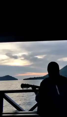 🥀🎸 #liriklaguviral #lagugalau #lagutimur #sadstory #masukberanda #fypppppppppppppp #bandaneira #ambonpride🏝🔥 #bandaneiramaluku #ambontiktok #timurstory #story 