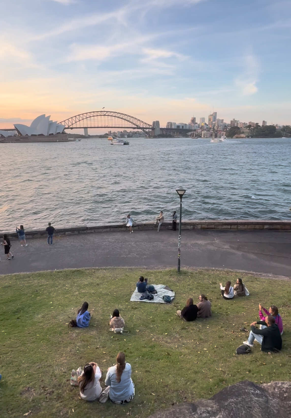 Sunset at 📍Mrs Macquarie's Chair 🌊🛥️ Historical landmark in Sydney, Australia 🌅 #mrsmacquarieschair #sunset #sydney #australia 
