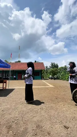 Gini bukan sih ? Ibu Guru ikut trend pake motor siswa 😂 #fyppppppppppppppppppppppp #gurumuda #harigurunasional @6% 