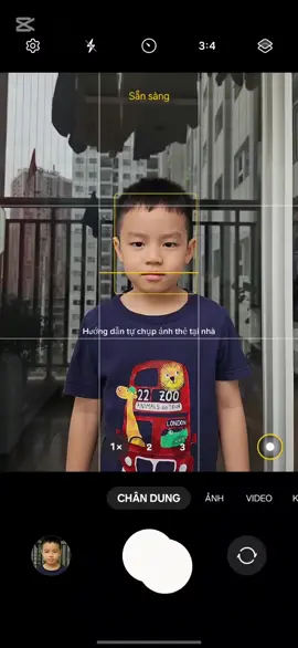 Hướng dẫn tự chụp ảnh thẻ tại nhà Bước 1: Tìm nơi đủ sáng, ánh sáng chiếu vào mặt để mặt đều màu Bước 2: Người chụp đứng xa mẫu tầm 2 mét Bước 3: Chế độ chụp chân dung, Với những người vành tai nhỏ, người chụp nên đứng xa mẫu ít nhất 2m, để camera chế độ zoom 2x hoặc 3x để chụp, sẽ thấy được tai. #CapCut #hochieu #travel #bagtravel #hướngdẫnchụpảnhxuhướng #ảnhthẻ 