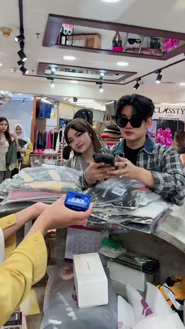 Thankyou @ikke.jenner @DamnBoy⚫️🔓  Udah mampir dan Belanja di BROSIST SHOPAHOLIC Yang mau belanja Online boleh mampir ke store Offline ITC CEMPAKA MAS LANTAI 3 BLOK I NO 673,Jakarta Pusat Untuk yang online langsung aja kepoin @BROSISTBYDESIHARUM Boleh cek link bio Juga #brosist_shopaholic_ #brosistbydesiharum #desiharum #outfitideas #outfits #outfits #oneset #ikejenner #razor 