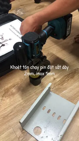 Máy khoét tôn chạy pin, đột sắt dày 2mm, inox 1mm. Bảo hành 12 tháng #khoetton #diencongnghiep #xaylapdien #solar #nangluongmattroi #dungcuxaylapdien #xuhuongtiktok2024 #xuhuong #TikTokAwardsVN 