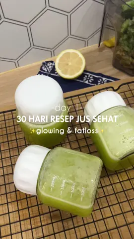 ‼️30 HARI RESEP JUS SEHAT‼️ Kali ini bikin green juice yang manfaatnya bisa untuk fatloss & bikin muka glowing 😍 Resep:  1/2 nanas 2 apel hijau 3 timun 8 lembar selada 1/2 lemon Jahe (optional) Awalnya agak ragu bikin jus pake selada, eh pas dipadupadankan ternyata enak juga. Ditambah sayur & buah ini punya segudang manfaat, salah satunya bisa buat menjaga bb & mencerahkan kulit 😍 Udah lama gak nanya kalian mau bikin jus apalagi? Kira2 next bikin apa ya? #greenjuice #healthyjuice #dietfriendly #coldpressedjuice #coldpressed #skincaredrink 