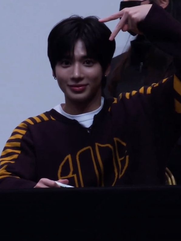 |121124| Fansign Weverse  Taehyun  #taehyun #taehyuntxt #myuyn01 #foryou #fyp #viral #fybシviral @TikTok 