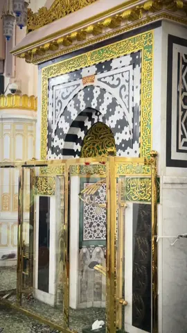 روضہ الجنة (ریاض الجنۃ) مسجد نبویﷺ میں ایک مبارک جگہ ہے جسے جنت کے باغات میں سے ایک باغ کہا جاتا ہے۔ یہ وہ جگہ ہے جو رسول اللہﷺ کے گھر (حضرت عائشہؓ کا حجرہ، جہاں آپﷺ کا روضہ مبارک بھی ہے) اور آپﷺ کے منبر کے درمیان واقع ہے۔ حضرت نبی کریمﷺ نے اس جگہ کے بارے میں فرمایا: “ما بين بيتي ومنبري روضة من رياض الجنة” ترجمہ: “میرے گھر اور میرے منبر کے درمیان کی جگہ جنت کے باغوں میں سے ایک باغ ہے۔” (صحیح بخاری: 1196، صحیح مسلم: 1391) خصوصیات: 	1.	فضیلت: یہ جگہ بے حد مقدس اور برکت والی ہے، جہاں نماز پڑھنا، دعا کرنا، اور ذکر و اذکار کرنا انتہائی فضیلت والا عمل سمجھا جاتا ہے۔ 	2.	ظاہری علامات: ریاض الجنۃ کو مسجد کے اندر سبز قالین سے پہچانا جاتا ہے، جب کہ مسجد کے باقی حصے میں مختلف رنگ کے قالین بچھے ہوئے ہیں۔ 	3.	زائرین کی محبت: ہر زائر کی خواہش ہوتی ہے کہ وہ ریاض الجنۃ میں جا کر نماز ادا کرے اور دعائیں کرے، کیونکہ یہ مقام جنت سے منسوب ہے۔ دعا اور عبادت کی اہمیت: یہ جگہ ان لوگوں کے لیے خاص روحانی سکون اور قرب الٰہی کا ذریعہ بنتی ہے جو خلوص دل سے اللہ کی عبادت کے لیے آتے ہیں۔#allahuakbar #suhanallah #alhamdulillah #astaghfirullah #makkahmadinah🕋 #ryazuljanah❤️ #foryou #fyforyoupage #