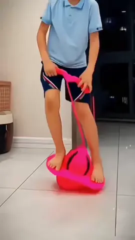 With this bouncy ball, your child will not be addicted to the mobile phone, but also help grow tall, let your child experience the fun of sports#bouncyball #jumpingball #sportstoy 