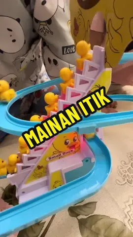 Layan tengok itik ni naik tangga. Bukan anak je layan mak bapak dia pon layan sekali. #mainan #mainananak #mainanviral #racuntiktok #racuntiktokshop #mainanuntukanak #keluarga #familytime 