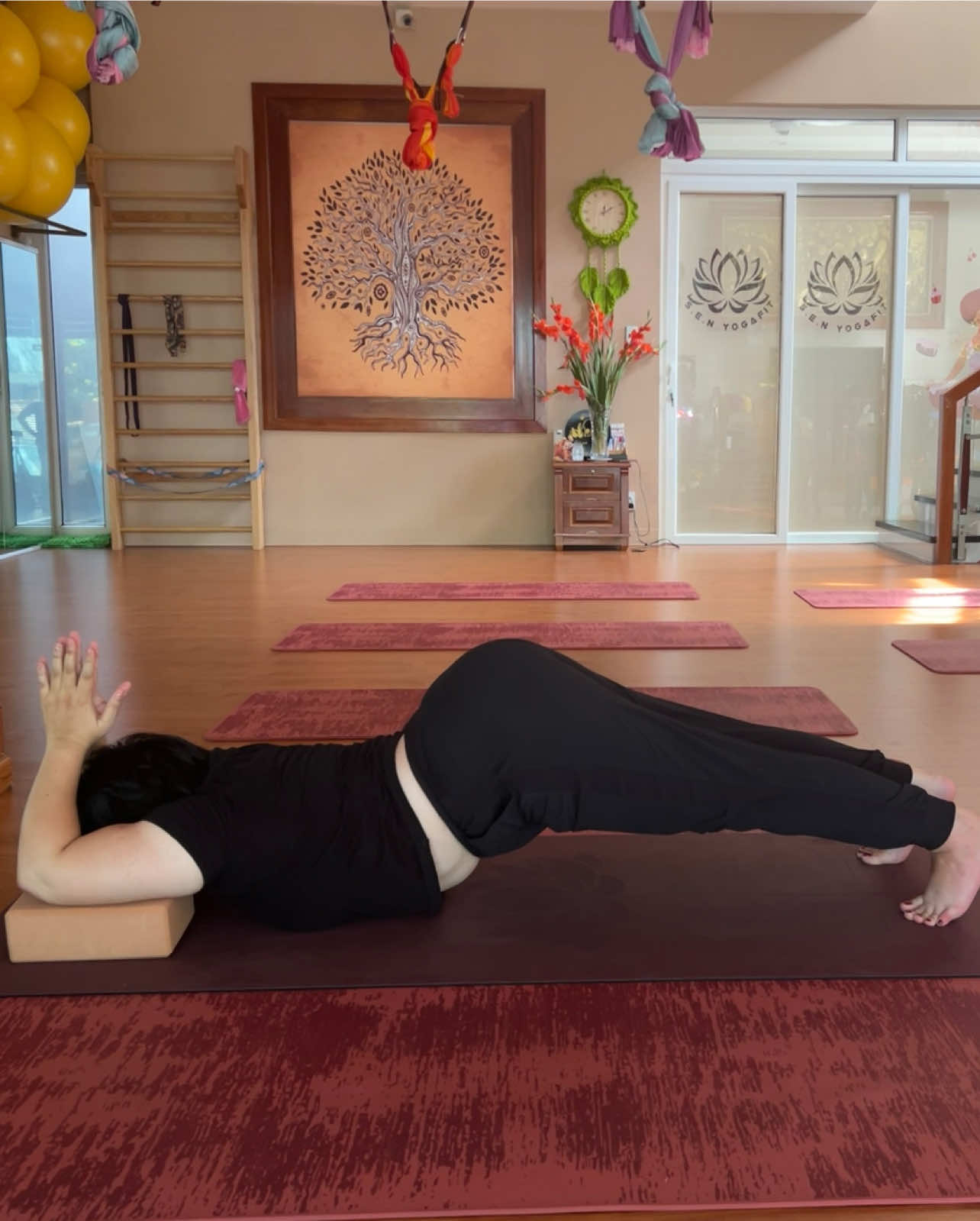 Dạo này lười, đi nhậu liên tục, và hậu quả là mập lên, bụng to hơn. Đi tập lại ông thầy kiu: nay tập cho chết lun🤦‍♀️, xong ổng tự khen thầy vừa đẹp trai còn giỏi tiếng Việt nữa, ko thằng nào được như ổng 🤣🤣🤣 #foryou #fyp #foryoupage #yoga #viral #trending #yogavungtau #vungtau #yogawithnhim