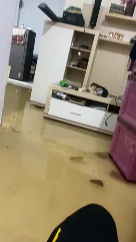 #banjirmelandarumahku😣 😭😭😭