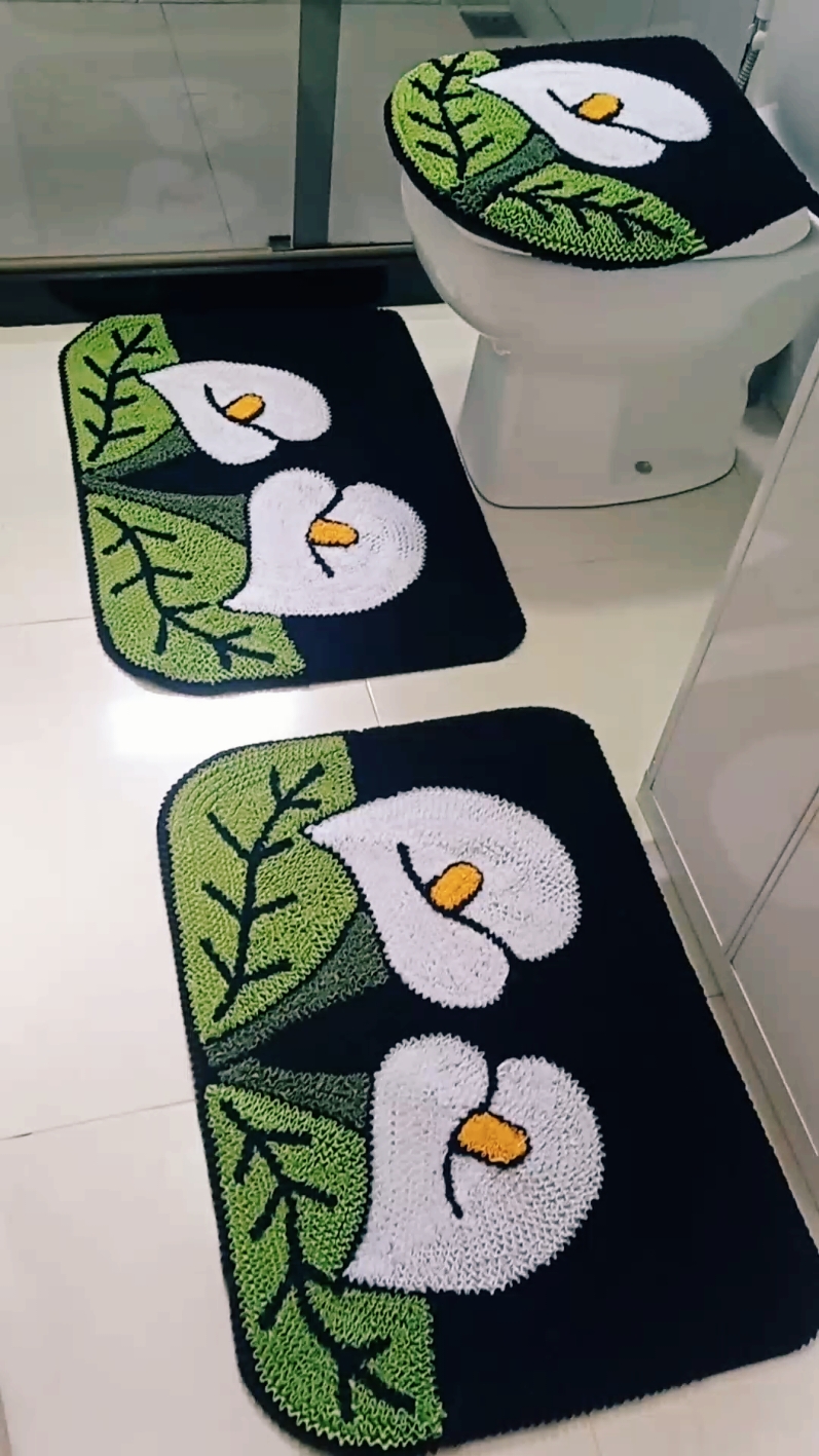tapetes frufru feito com ❤️ 🍃🌱🤍🖤 decorando seu lar 🤍🖤 #tiktok #tapetesfrufru #feitocomamor #decoracao #encomenda #viral #foryou #trabalho #flowers 