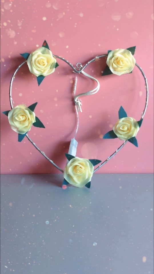 Cuore con luci e rose per tutte le occasioni 🥰🥰🥰 #cute #foryoupage #fyp #fattoamano #handmade #cuore #creatività #heart #rosafatteamano #idearegalo #rosedirasofatteamano 