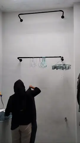 hemat tempat kalo pake ini #gantunganbaju #gantunganbajutempeldinding #jemuranbaju #jemuranminimalis #jemurantempel #jemurantempeldinding #CapCut 