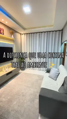 A diferença que uma linda cortina traz ao ambiente ✨.  Essa cortina é la da DECORTINI @Decortini Cortinas e Persianas, são de excelente qualidade 😍.  O modelo é a Gaze de linho, cor off white com forro blackout 80%.  As medidas são 6,00 m x 2,87 m. #minhacasa #tourpelacasa #residencia #sala #cortinas #decoracao #casa #decor #cortina #foryou 