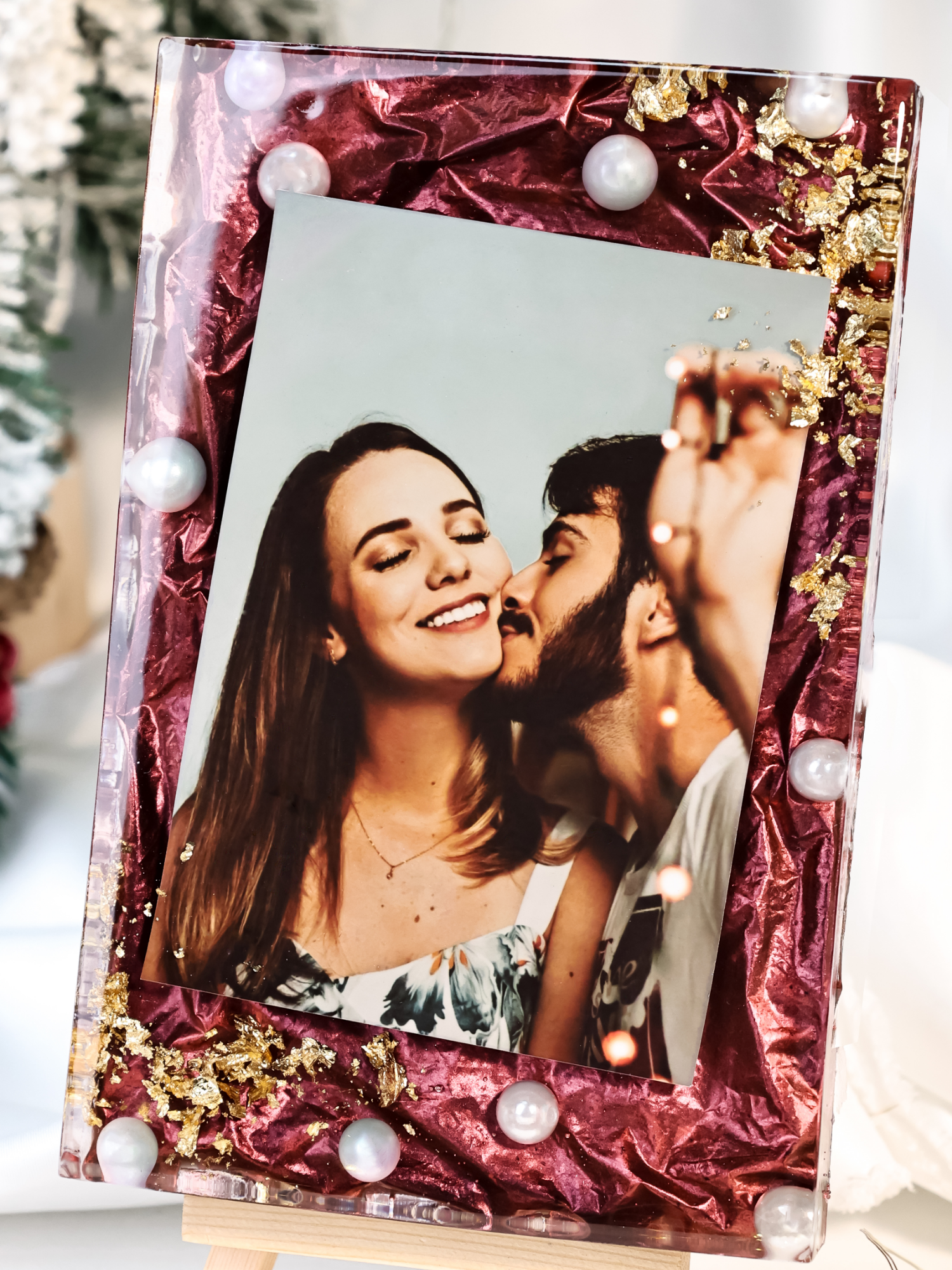 From today onwards, every holiday will have your presence—a pearl and gold foil resin photo frame.#resinart #gift #epoxyresin #DIY #photo #Love