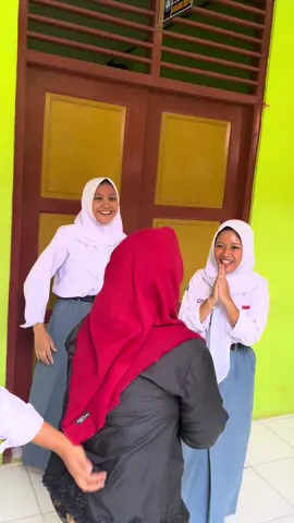 Happy Teacher's Day! Your wisdom inspires us to dream big.🫶🏻🫂😻 #fyp #suprise #harigurunasional #hariguru #plisfyp #foryoupage #sma #terakhir 