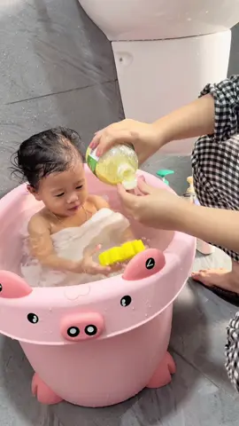 Trả lời @Mẹ bin-bi  trời lạnh tắm cho con bằng nước cốt gừng pha loãng rất tốt nha các mẹ. T theo cách này từ năm trước luôn trộm vía giao mùa mà con cũng cực ít ốm vặt hay khò khè sổ mũi #mebimsua #mebemini #cotgungtramkhuynhdiep #vtvcab 