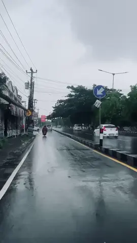 motoran pas ujan di ringroad adalah healing #yogyakarta #rain 