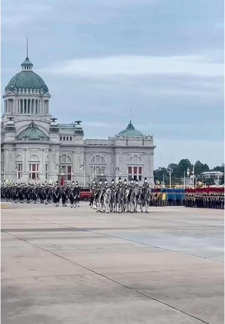 ทัพม้า อย่างเท่!!!🐎ทหารม้าสง่างามด้วยชุดเต็มยศ สวนสนามเป็นกองพันสุดท้าย มีน้องม้าดื้ออยู่ 1 ม้า แต่ทหารม้าจัดการได้ 🐎💂🏻‍♀️#สวนสนาม #ทหารม้ารักษาพระองค์ #ทหารม้า #ทหารรักษาพระองค์ #กองทัพไทย #กองทัพบก #สวนสนามราชวัลลภ 