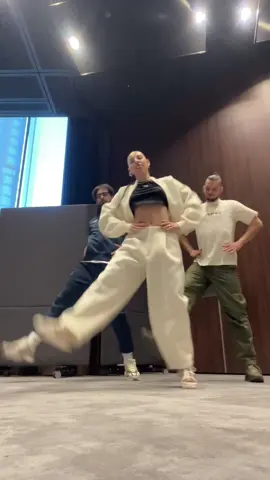 Dc: @dontecolley  W: @mrvskja 😍 @Bartosz Kołecki 😍 @Beyoncé - Diva  Na na na, diva is a female version of a hustla Of a hustla, of a, of a hustla Na na na, diva is a female version of a hustla Of a hustla, of a, of a hustla #dance #dancechallenge #tranding #beyonce #diva #nike #warsaw 