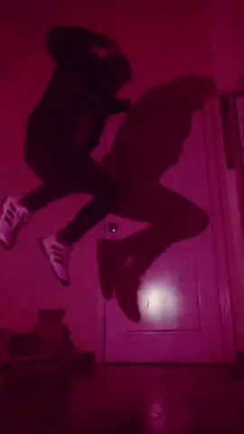 Sin luz pero brillando con luz propia🕯️🕺🏻 #apt #rose #brunomars #aptdancechallenge #viraldance #viralvideotiktok #fyp #cortesdeluz #cortesdeluzecuador #foryoupage❤️❤️ #paratiiiiiiiiiiiiiiiiiiiiiiiiiiiiiii #viral_video 