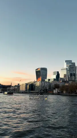 Nothing beats gorgeous sunset views of London from a TRS boat 🌅 🔗 Use the link in our bio to book your next boat trip. #thamesriversightseeing #london #visitlondon #trs #thingstodoinlondon #londonhotspots #londonlife #boatlife #riverthames #sunset #sunsetlover 