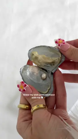 The cutest thing I’ve ever received 🙌🏻 #TikTokShopBlackFriday #giftguide #necklace #holidaygiftideas #tiktokshopfinds #pearl #pearlnecklace #asmr #unboxingvideo #wishpearl #trending 