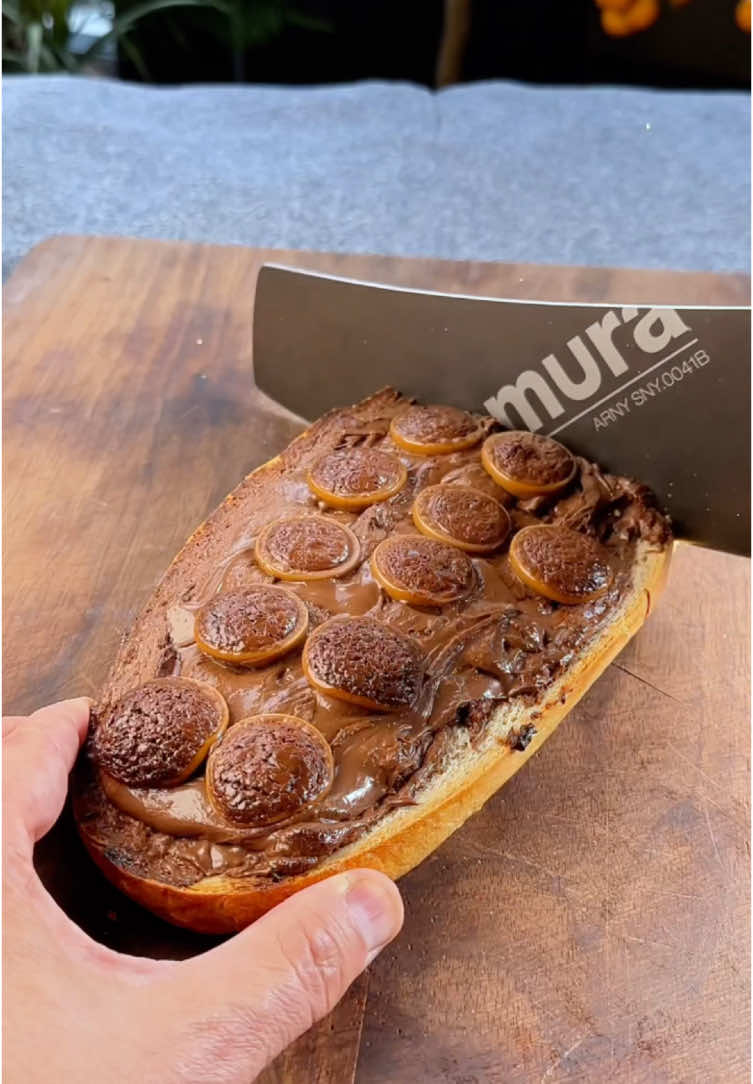 🍫🍌Quick & Healthy Breakfast Idea🤤, recipe👇 1. Cut a slice of bread lengthwise and remove the soft interior. 2. Fill the hollowed bread with banana slices. 3. Spread Nutella over the banana slices. 4. Sprinkle some Toffifee candies on top. 5. Bake until the bread turns crispy. 6. Your tasty dessert is ready! Enjoy!  🍌🍫🥖 #chocolate #chocolatelover #chocolatedessert #Recipe #recipeoftheday #delicious #food #healthyfood #dessert #dessertrecipe