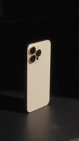 L’iPhone 16 Pro Max !  Cet iPhone est vraiment magnifique dans ce coloris Desert Titanium. Son écran est également magnifique mais malheureusement cette année les nouveautés sont bien trop maigres.  Cela reste tout de même un excellent smartphone doté de capacités en vidéos incroyables ! #iphone16 #iphone16promax #unboxing #asmrunboxing #apple #iphone