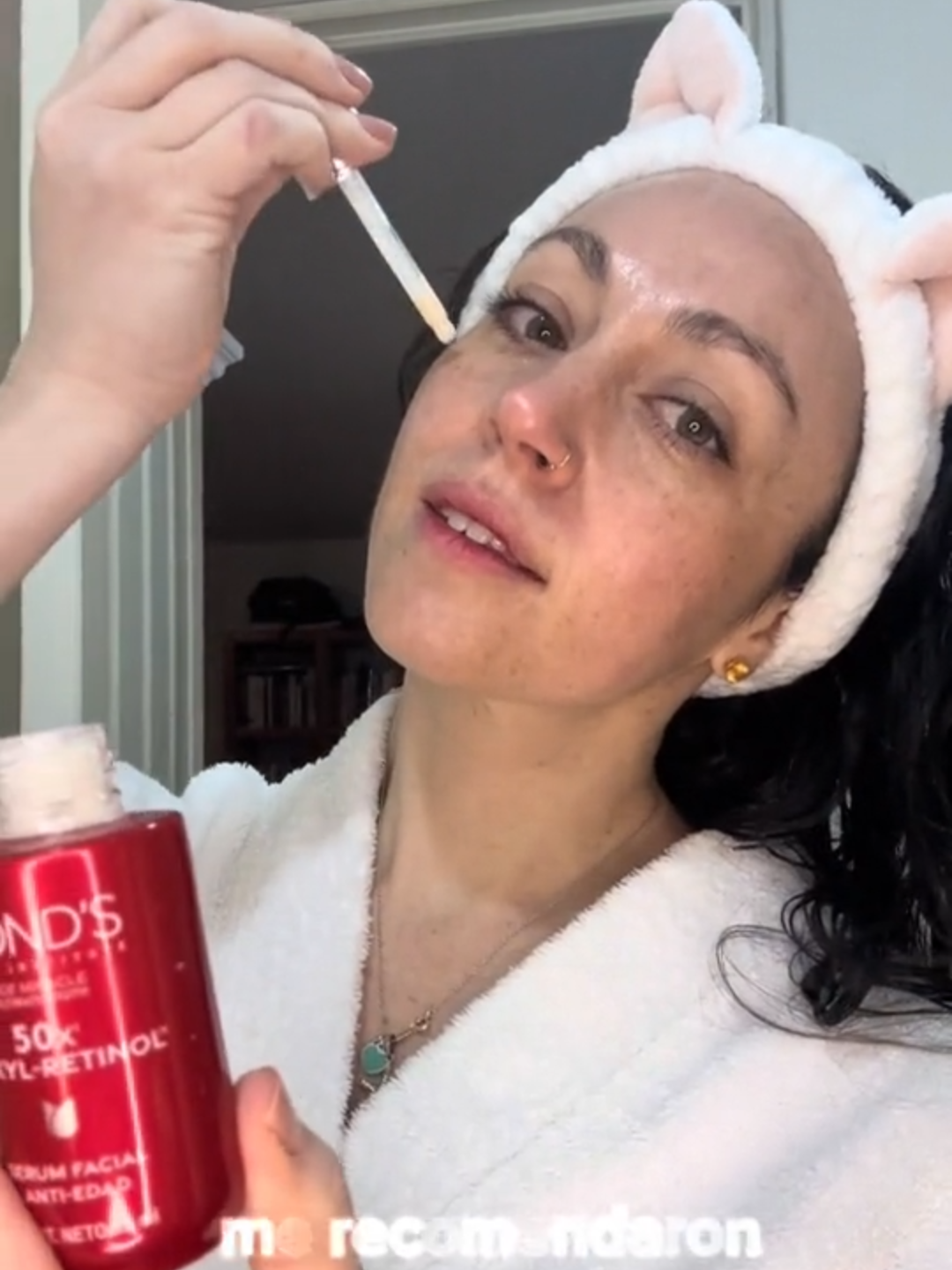 Me regalé un #DomingoDeRitual con el serum 50x #Hexylretinol de Pond’s y mi piel lo agradece 💆‍♀️✨. Un toque de luz y suavidad para empezar la semana con buena cara. ¡Me encanta como huele! @ponds mexico #PondsSkinInstitute 💖 #Publicidad #DomingoDeRitualConPonds #HexylRetinol  #Ponds #PondsMiracle #AgeMiracle #Repost @letifloresmeyer