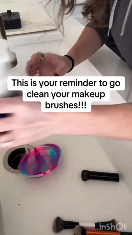 Go clean those makeup brushes!!! We all know it’s been a while sonce you cleaned yours! 👀 #makeupbrushes #cleanmakeupbrushes #creatorsearchinsights 
