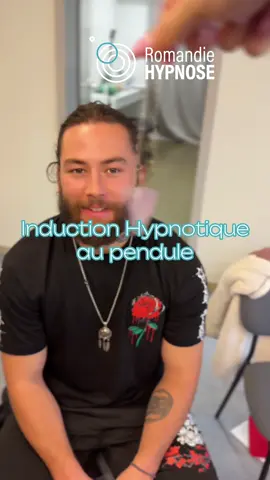 🎥 Hypnose en action : Induction au pendule sur Duncan par @Emma Morel 🩷🧘🏼‍♀️  ✨ Aujourd’hui, plonge dans les coulisses de l’Hypnose avec cette démonstration sur Duncan, l’un de nos élève lors de la dernière formation en Hypnose Thérapeutique. La magie opère rapidement : un instant d’attention, un état de profonde focalisation… Et voilà l’Hypnose en marche ! 💡 Le savais-tu ? Le pendule, souvent associé à l’Hypnose, n’a pas été inventé pour ça ! En réalité, il servait à mesurer des mouvements imperceptibles du corps, une méthode mise au point par le médecin Franz Anton Mesmer au 18e siècle. Bien que fascinant, il n’est pas indispensable pour hypnotiser… mais avoue que son élégance ajoute une touche mystérieuse ! 🌀 Si tu veux en apprendre plus sur l’Hypnose ou te former à ces techniques fascinantes, rejoins-nous à Romandie Hypnose. Qui sait, la prochaine démonstration pourrait bien être avec toi ! Romandie Hypnose, l’Hypnose avec un grand H. Techniques variées, Résultat concret.🌀 #Hypnose #InductionHypnotique #RomandieHypnose #FormationHypnose #PenduleHypnose #pendule #neuchatel #neuch #vaud