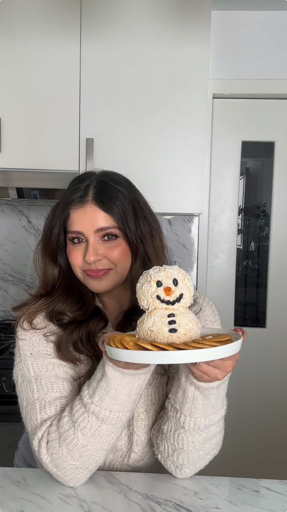 Snowman Snack facil  ⛄️❄️🎅🏼💌 Hagamos un muñeco de nieve de queso crema para compartir en las fiestas 🎅🏼!! Ingredientes: 2 barras queso crema mix de quesos rallados sazonador: pimienta limón, cebolla en polvo y ajo con chipotle asado para la decoración: Coco rallado frijoles negros  un trozo de zanahoria  1.En un bowl mezclar queso crema, quesos rallados y los sazonafores.  2.Sobre dos películas de plástico ultraresistente de REYNOLDS porcionar en dos partes el queso Para dar forma de esfera. Llevar al congelador por 20 minutos.  3.Cubrir con coco rallado y decorar el mono de nieve con frijoles negros y zanahoria. Acompañar con galletas 🍪!! @reynolds_consumer  #ReynoldsMexico #ReynoldsMasterbrand