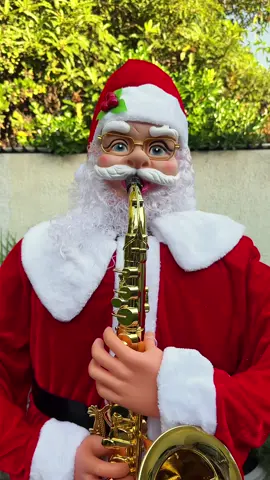 ¡Dale la bienvenida a la Navidad con este Viejo Pascuero Musical! 🎅🏼 🎷 Tiene un saxofón dorado y toca melodías festivas cada vez que detecta movimiento. Ideal para llenar tu espacio de magia y espíritu navideño cada vez que pases cerca de él. ¡Haz que tus celebraciones sean inolvidables con este toque especial!💫 #Navidad #SantaMusical #EspírituNavideño #ViejoPascuero #Stgo #Chile