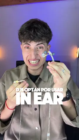 LA MODA DE LOS IN EAR 🦻🏼 🗣️Desde mi opinión los in ear son más prácticos para ir a tocar. Estos son los SHURE SE215 🎧 Tienen buen sonido, aislamiento y comodidad. Todo lo que necesito para tocar!   Vota la encuesta 👀👇🏼 #dj #djcuenca #audifonos #inear #review #modadj #shure 