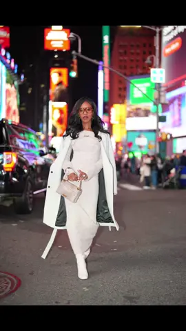 New York nights in Times Square 🍎😮‍💨😍 #fyp #foryourpage #winterfashion #newyork #fashiontiktok #outfitinspo #nyc 